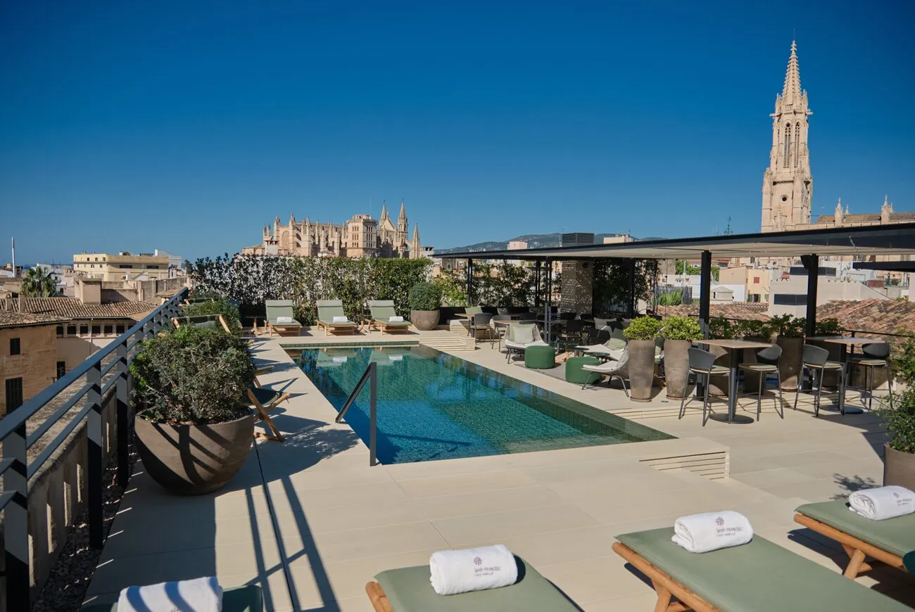 Rooftop-Pool des Sant Francesc mit Blick über die Dächer und die Kathedrale von Palma.