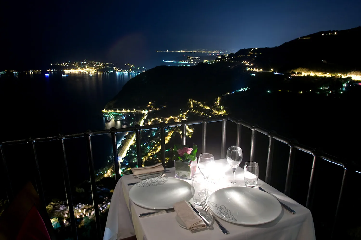 Terrasse und Riviera-Blick bei Château Eza.