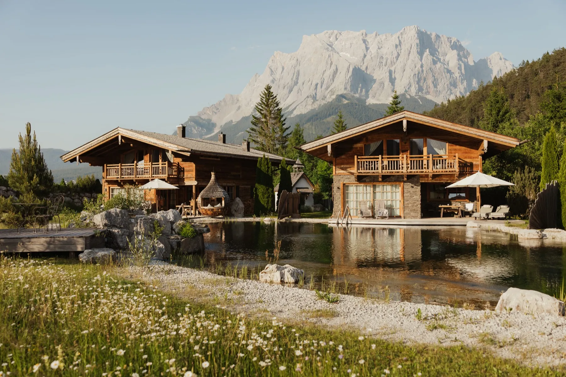 Chalet-Interieur aus Altholz und Naturstein im LaPosch.