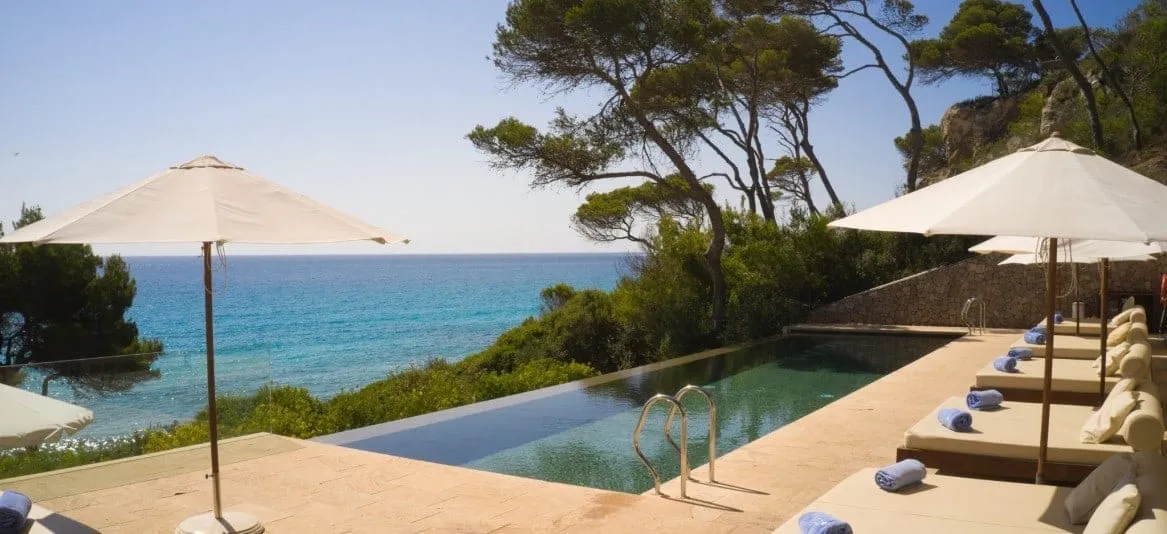 Can Simoneta — Infinitypool über der Bucht