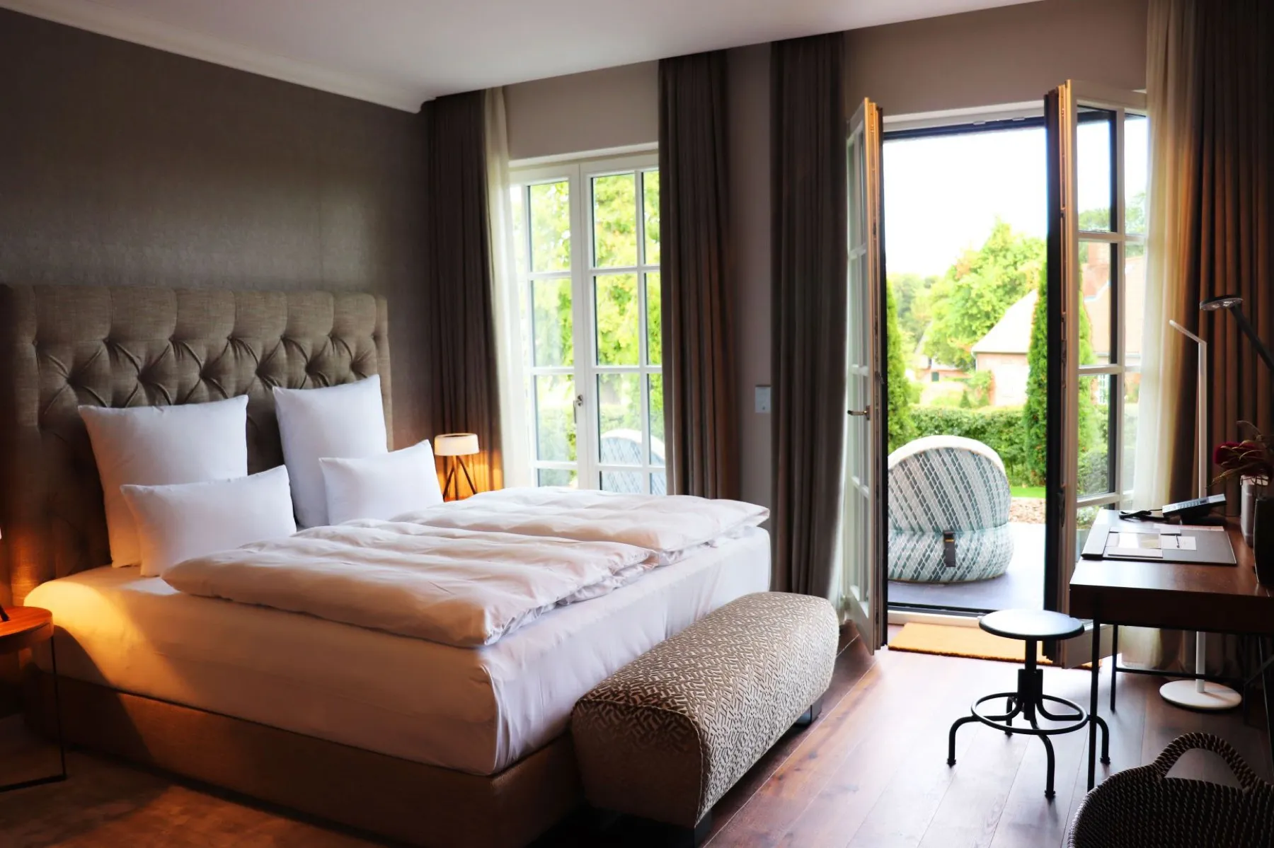 Schlafzimmer einer Signature Suite im Weissenhaus.