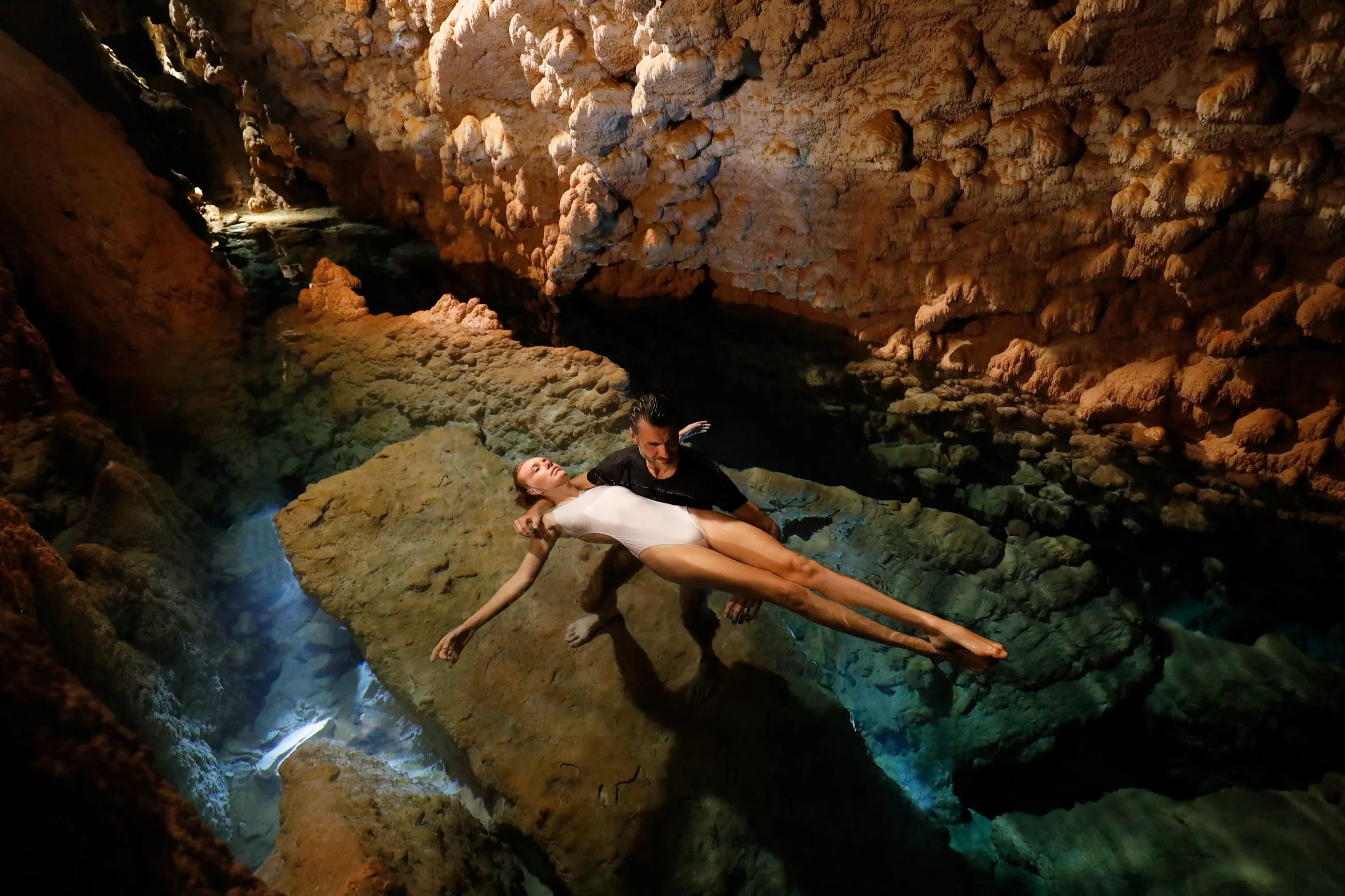 Gast beim Floating im Thermalsee der Grotte.