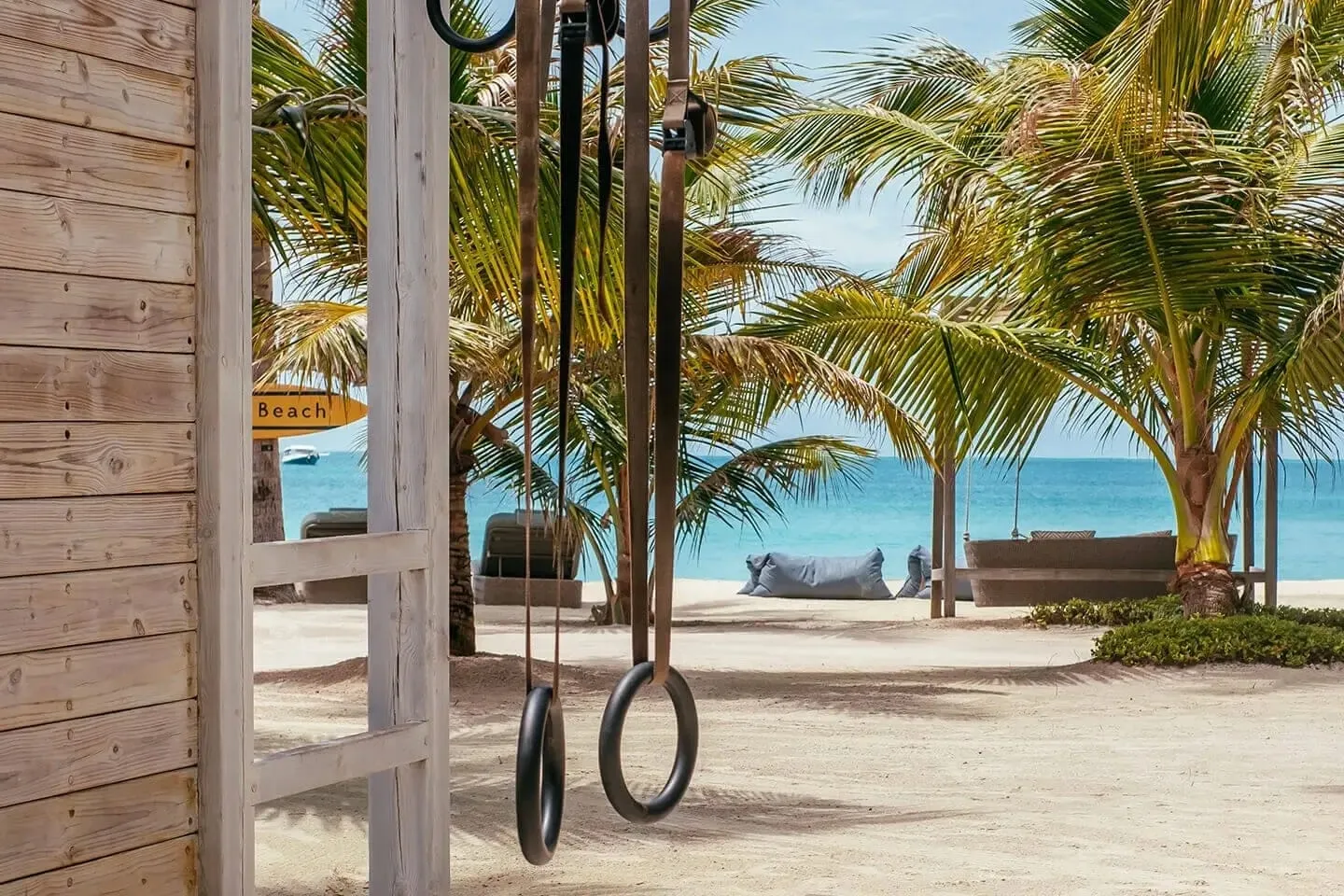 Finolhu, A Seaside Collection Resort — Barfußweg zwischen Palmen und Meer