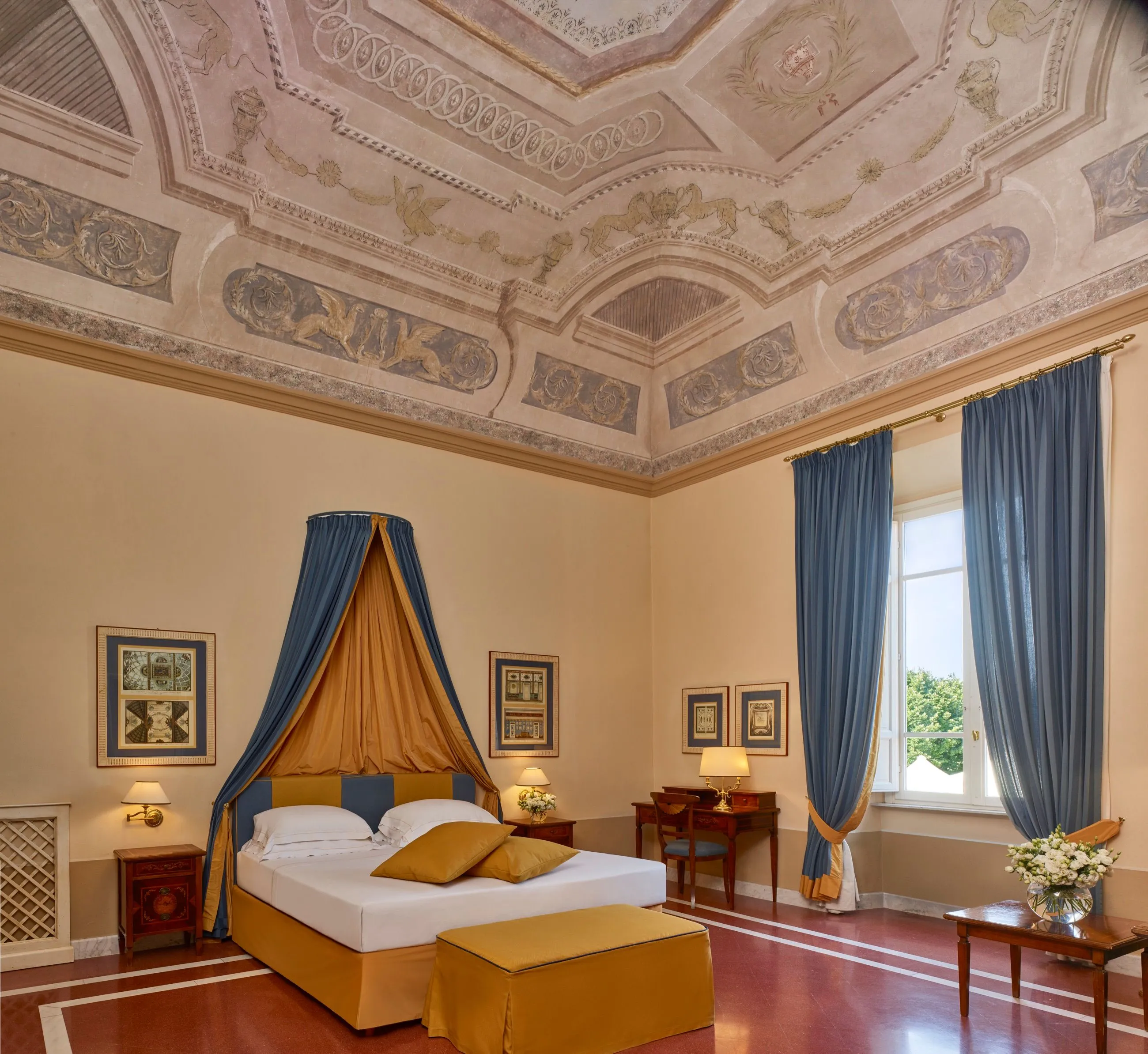 Exclusive Junior Suite mit Terrakottaboden und Himmelbett.