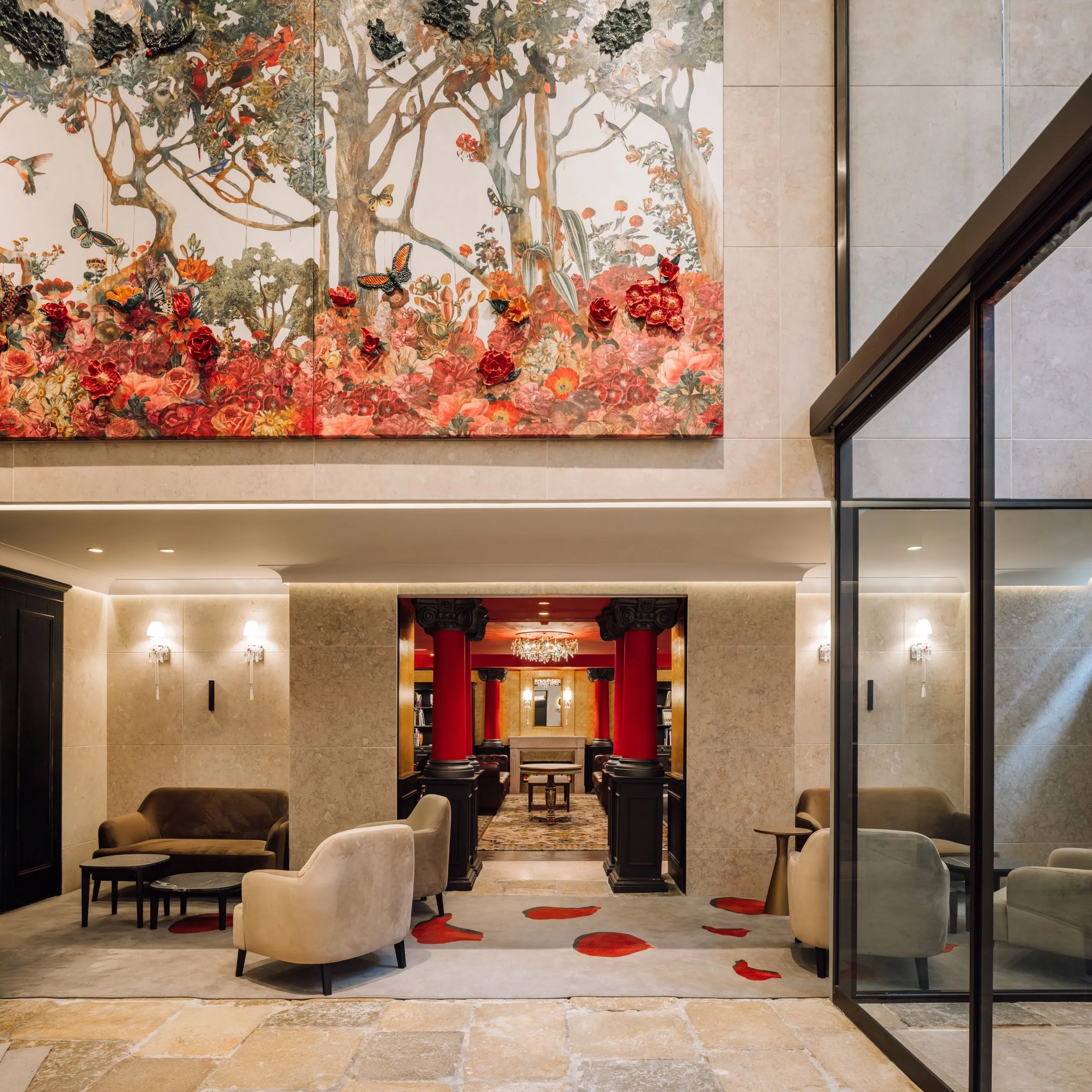 Lobby mit monumentalem Blumenkunstwerk über den Sitzgruppen aus Stein und Samt.
