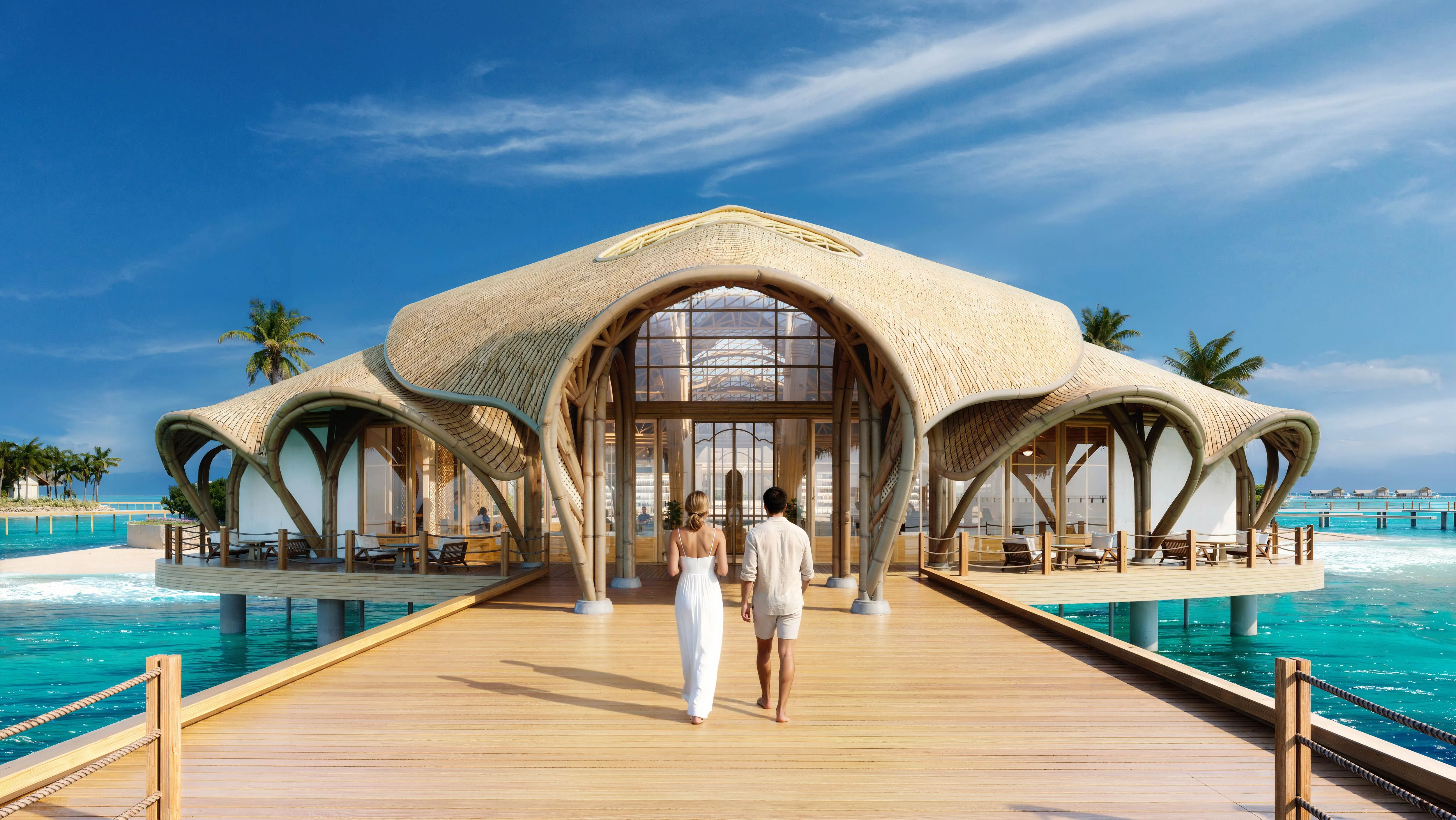 Eine Visualisierung zeigt einen Holzsteg über türkisfarbenem Wasser, auf dem eine Frau im weißen Kleid und ein Mann auf einen Pavillon mit geschwungenem, hellem Dach und offenen Bögen zugehen, im Hintergrund Palmen